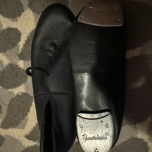 Theatrical tap shoes